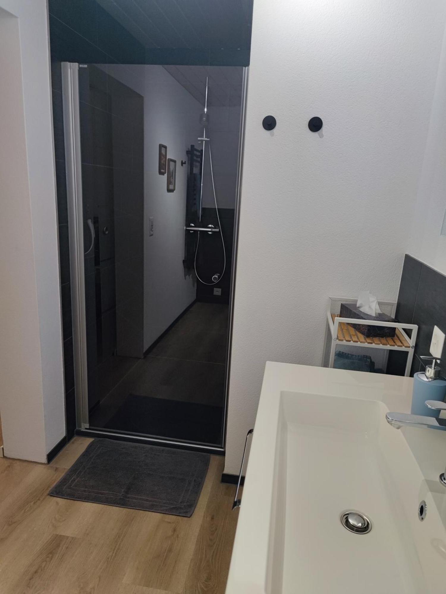 Kleine Auszeit - 2-Zimmer Ferienwohnung Spiez Exterior foto